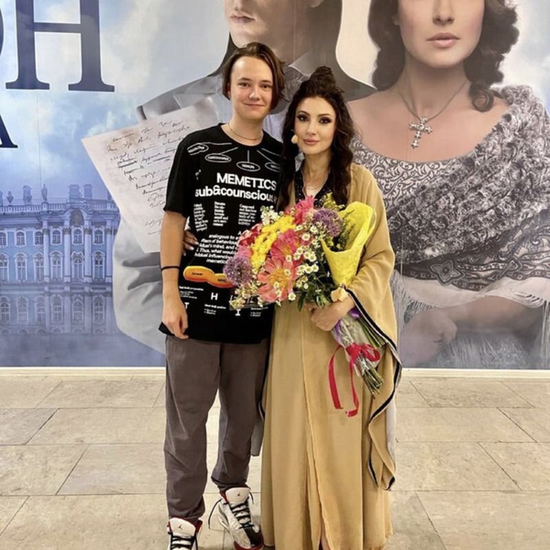 Анастасия и Андрей, старший сын её мужа. 