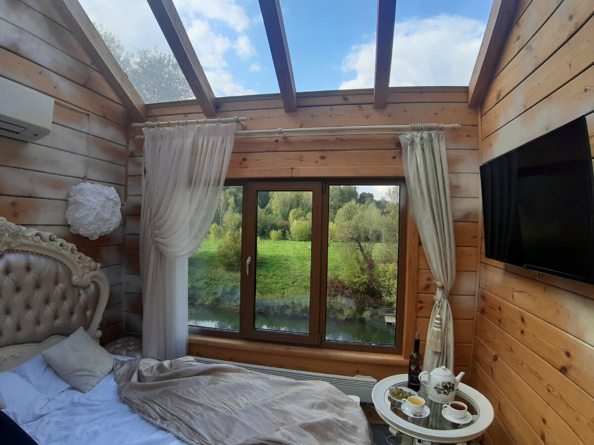 Внутри дома на дереве. Окно на реку.