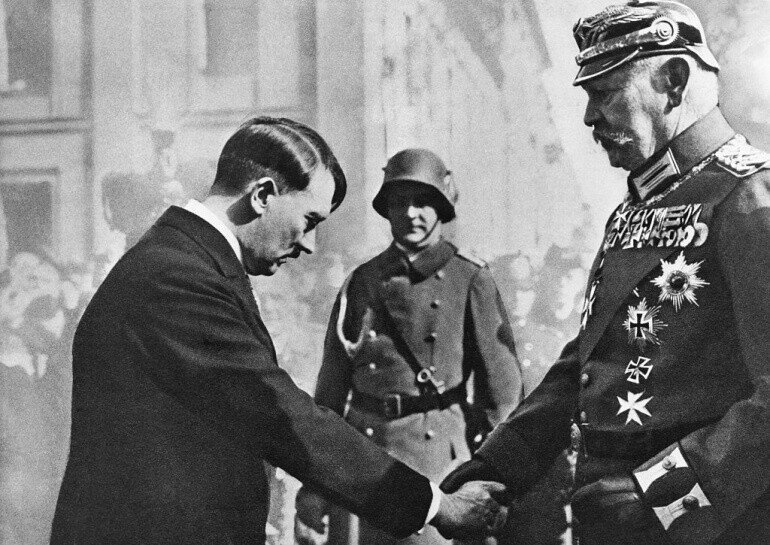 1933 Гитлеру передают пост рейхсканцлера Германии