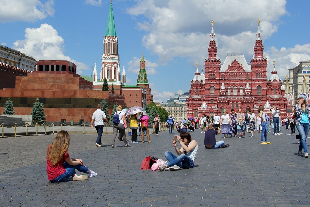 Куда сходить с девушкой в москве. Красная площадь. Красная площадь лето. Красная площадь летом. Прогулка по красной площади