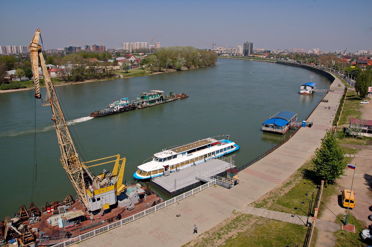 Теплоход кубань в краснодаре. Река Кубань Краснодар судоходство. Судоходная Кубань. Теплоходы на реке Кубань. Судоходство на реке Кубань.