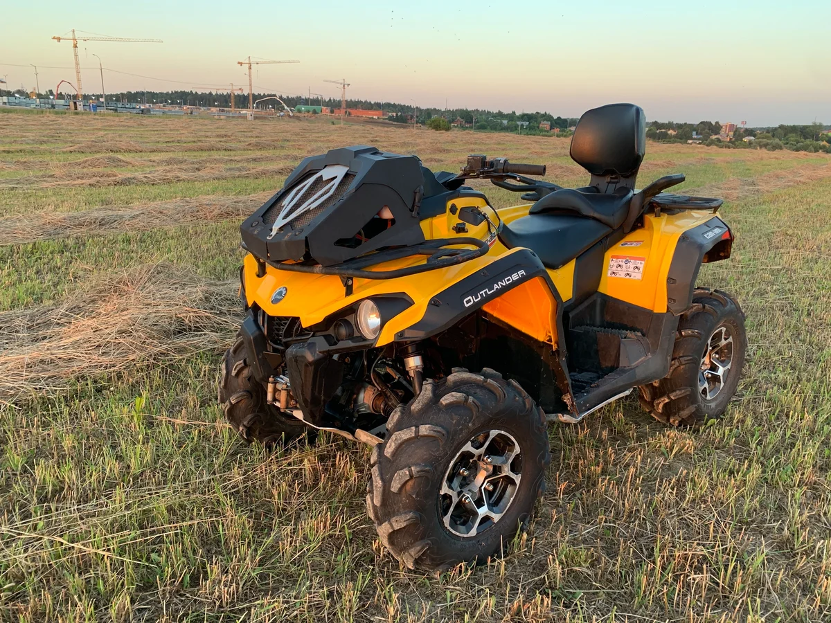 Отличный квадроцикл в прекрасную погоду. Все портят краны на заднем фоне. С такими темпами стройки скоро негде будет кататься! Вместо и потеки покупайте квадроциклы! Источник фото - https://auto.ru/atv/used/sale/brp/can_am_outlander_l_570/3761741-e9a94874/?geo_id=159152
