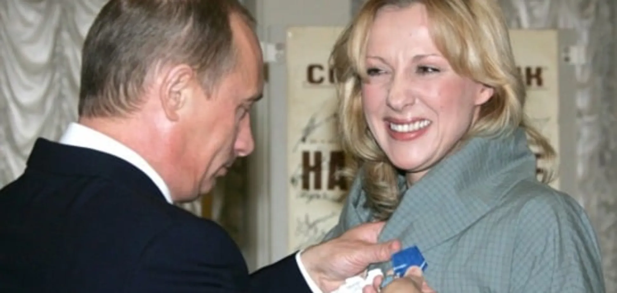 Путин награждает Елену Яковлеву