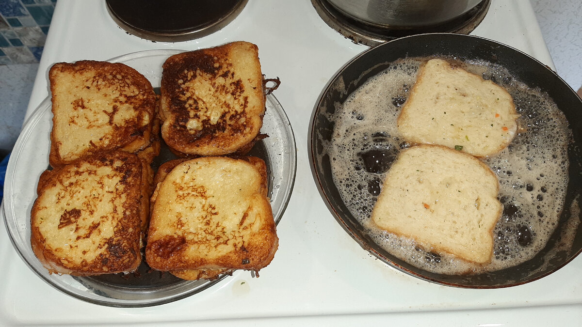 Обжариваю хлеб, пока варится мясо на Щи.