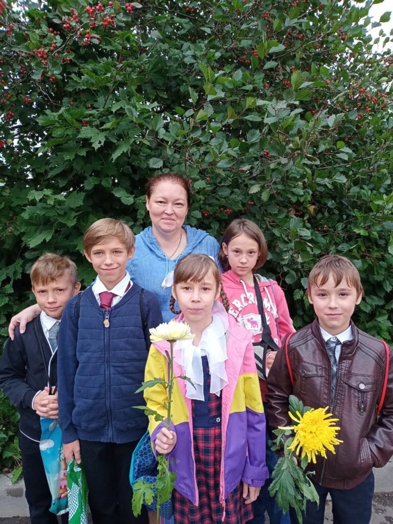Жанна с детьми в День знаний.