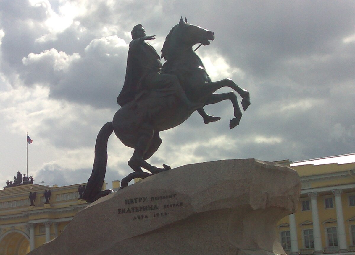 Медный всадник попирающий змея. Хотя проблемой города были не змеи. а крысы