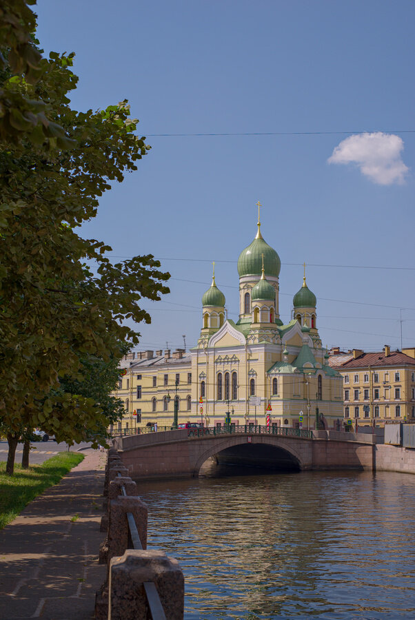 То же фото после обработки. Здания приобрели естественный цвет, в тенях появилась фактура, листва теперь хорошо различима и видно, что цвет у листиков разный. Глобальный контраст сжат, а локальный – наоборот, увеличен.