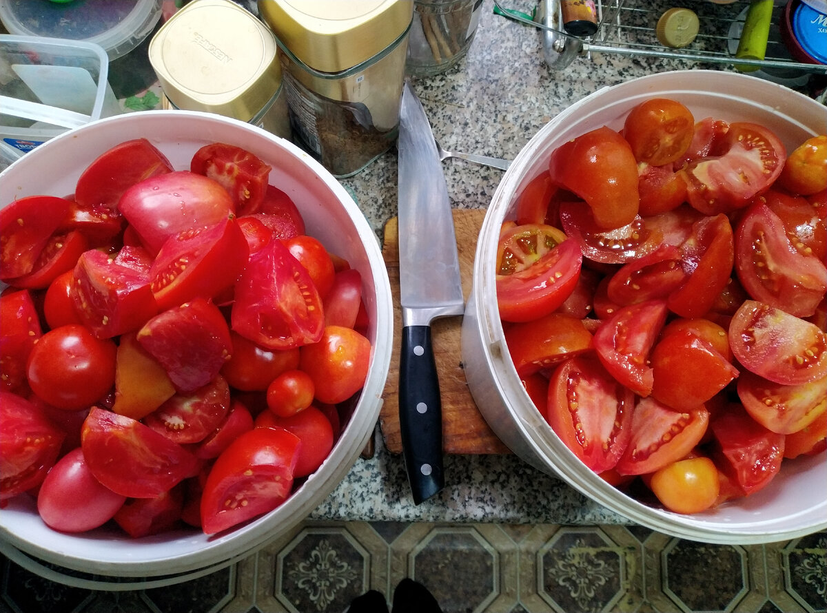 Корешки вчера почистила, сегодня с томатами разобралась. Все готово