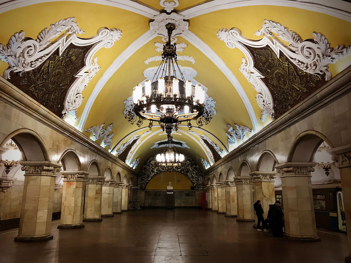 вход в метро комсомольская