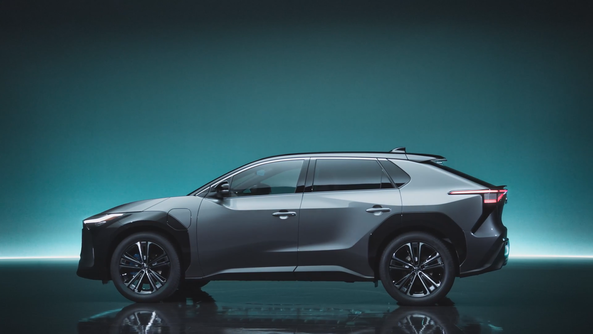 Электрический кроссовер Toyota bZ4X