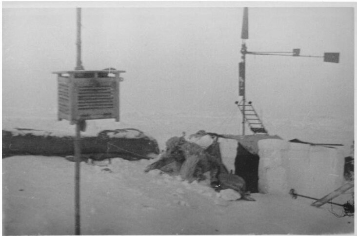 Фотография. На дрейф. станции "СП-1". Метеобудка, радиопалатка, ветряной двигатель. Экспедиция по снятию со льдины дрейф. станции "СП-1". Гренландское море.