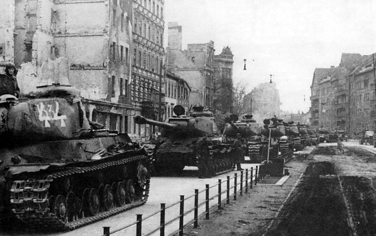 Советские танки на улице города во время ВОв