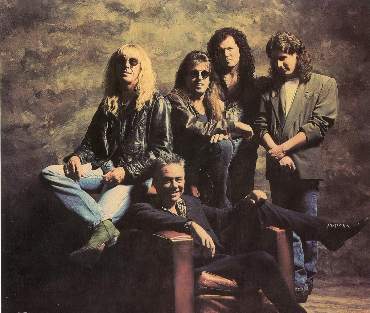 Warpipes. В кресле Билли Трудел, за ним 2-ой слева-направо — Боб Бёрч, 4-й — Гай Вавилон.