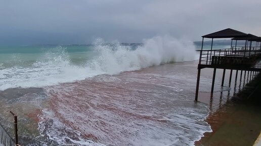 ГЕЛЕНДЖИК. МОРЕ ШТОРМИТ. Я СТОЯЛ СЛИШКОМ БЛИЗКО... НАС 174 000!