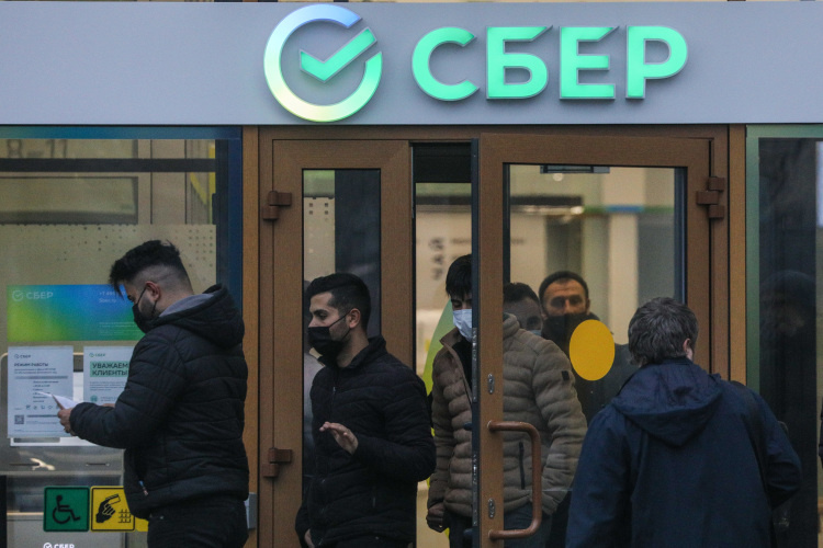 США ввели блокирующие санкции против Сбербанка. Это означает полную блокировку активов банков на территории страны, введение запрета для граждан и компаний США проводить любые сделки. Фото: «БИЗНЕС Online»