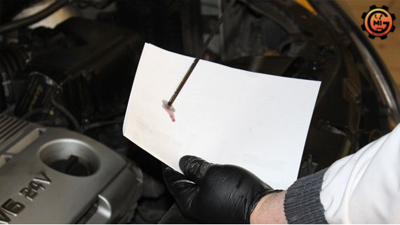 Оценка цвета и консистенции масла в двигателе