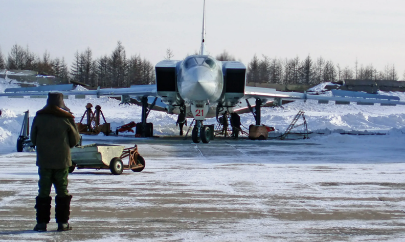 Самолёт на стоянке. Немой свидетель тех событий 😁