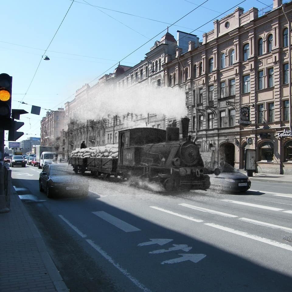 В том числе в блокаду по рельсам ходили паровозы. На фото Загородный проспект (именно здесь прошел первый трамвай "на пару").