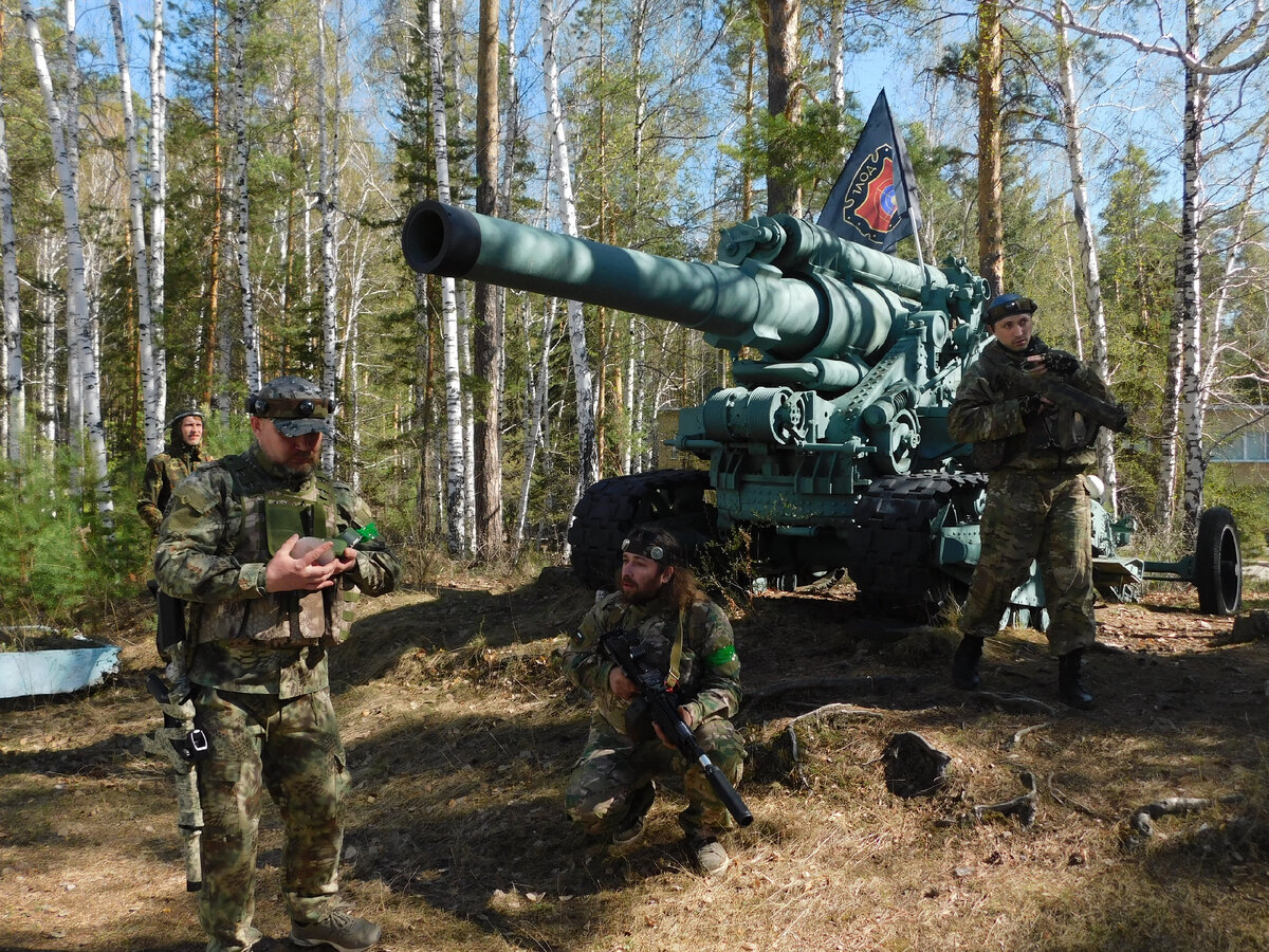 Территория лагеря усеяна памятниками отечественной военной промышленности