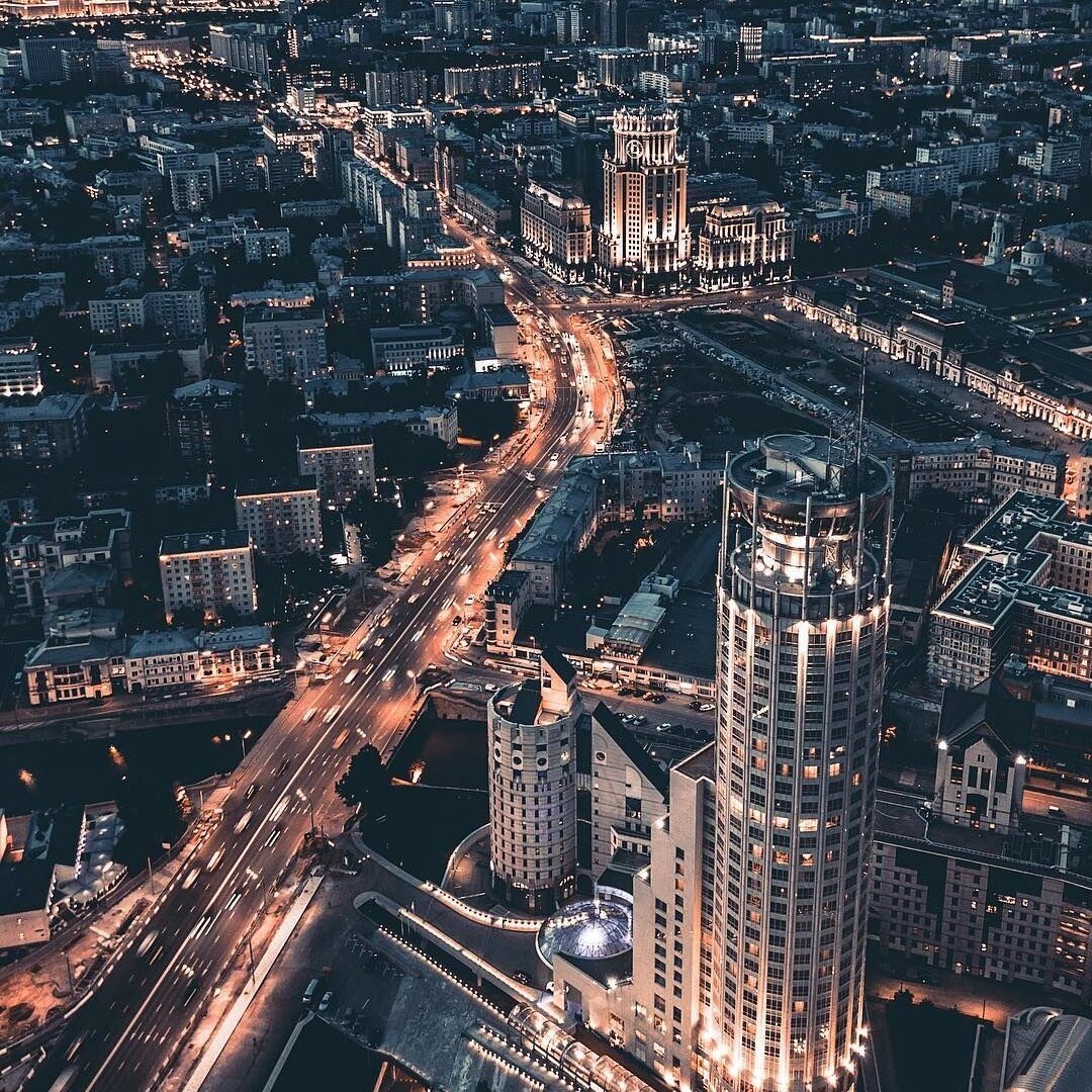 Ночной вид Москвы сверху.