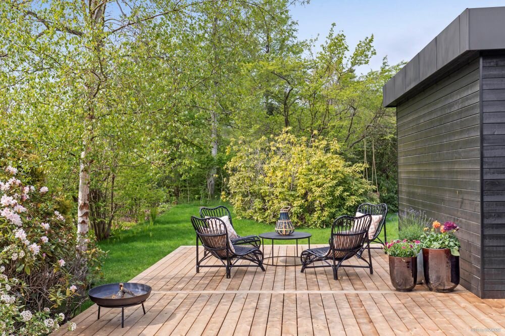 Стильный каркасный дом 128 м²: плоская кровля, большая терраса-столовая ...