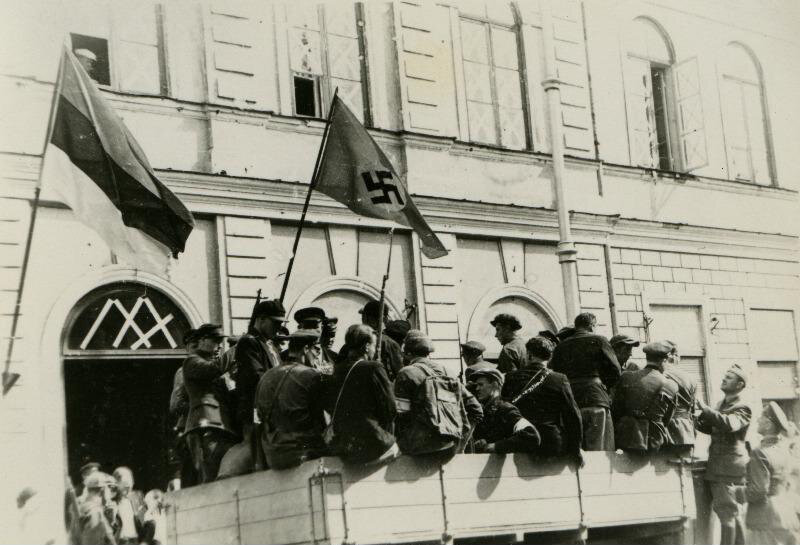 Омакайтсе в Пярну , 8 июля 1941 г. Обратие внимание - справа военнослужащие эстонского территориального корпуса