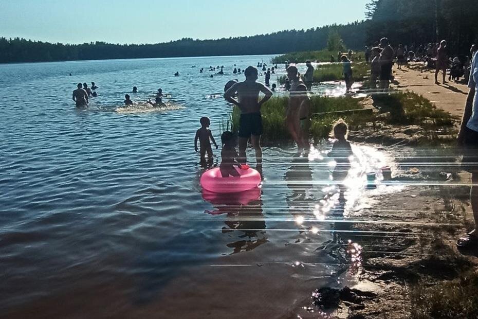 Дети купаются в Царицыном озере. Фото из личного архива жителей ПВР  