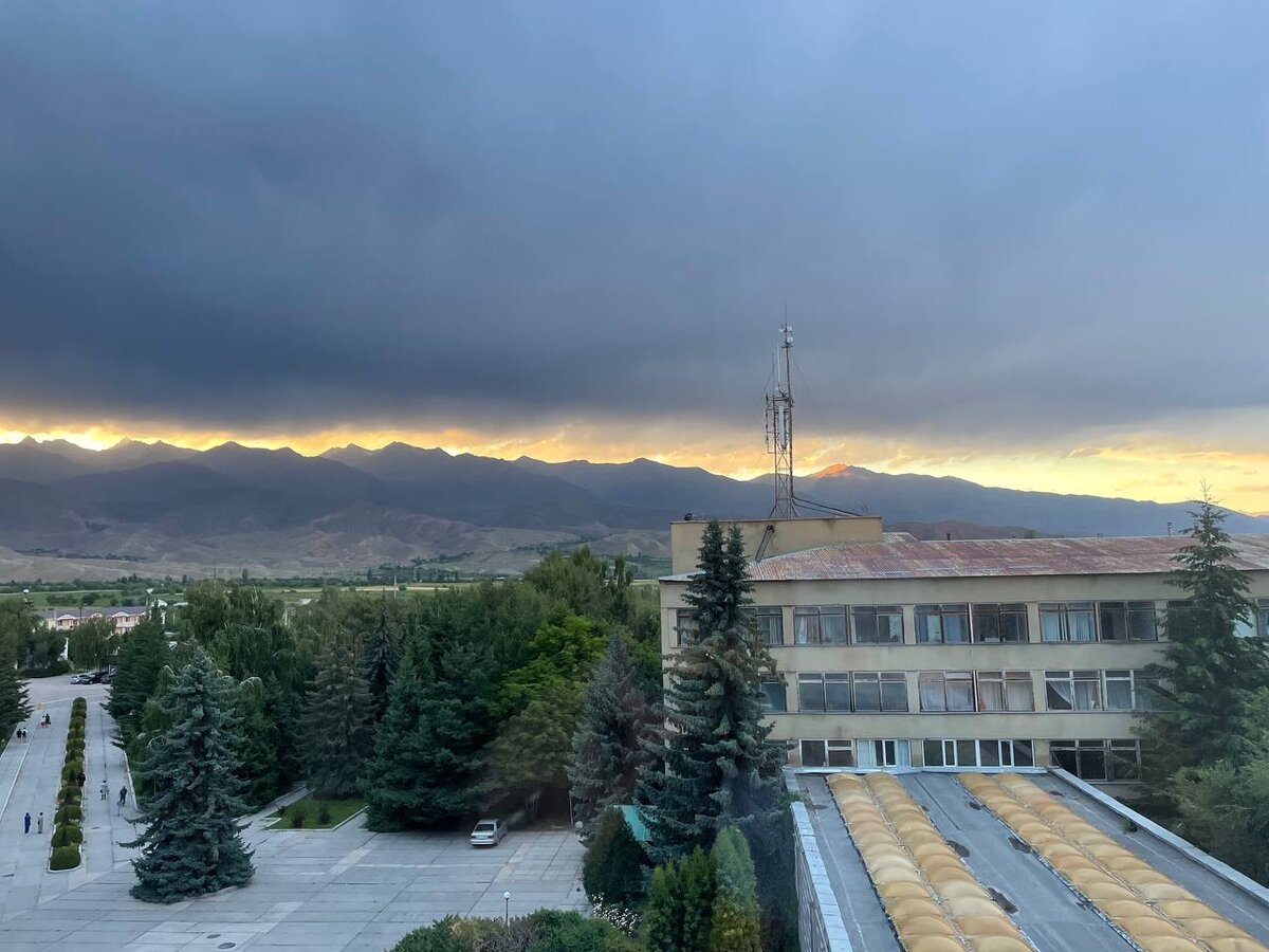 Вид из окна на горы