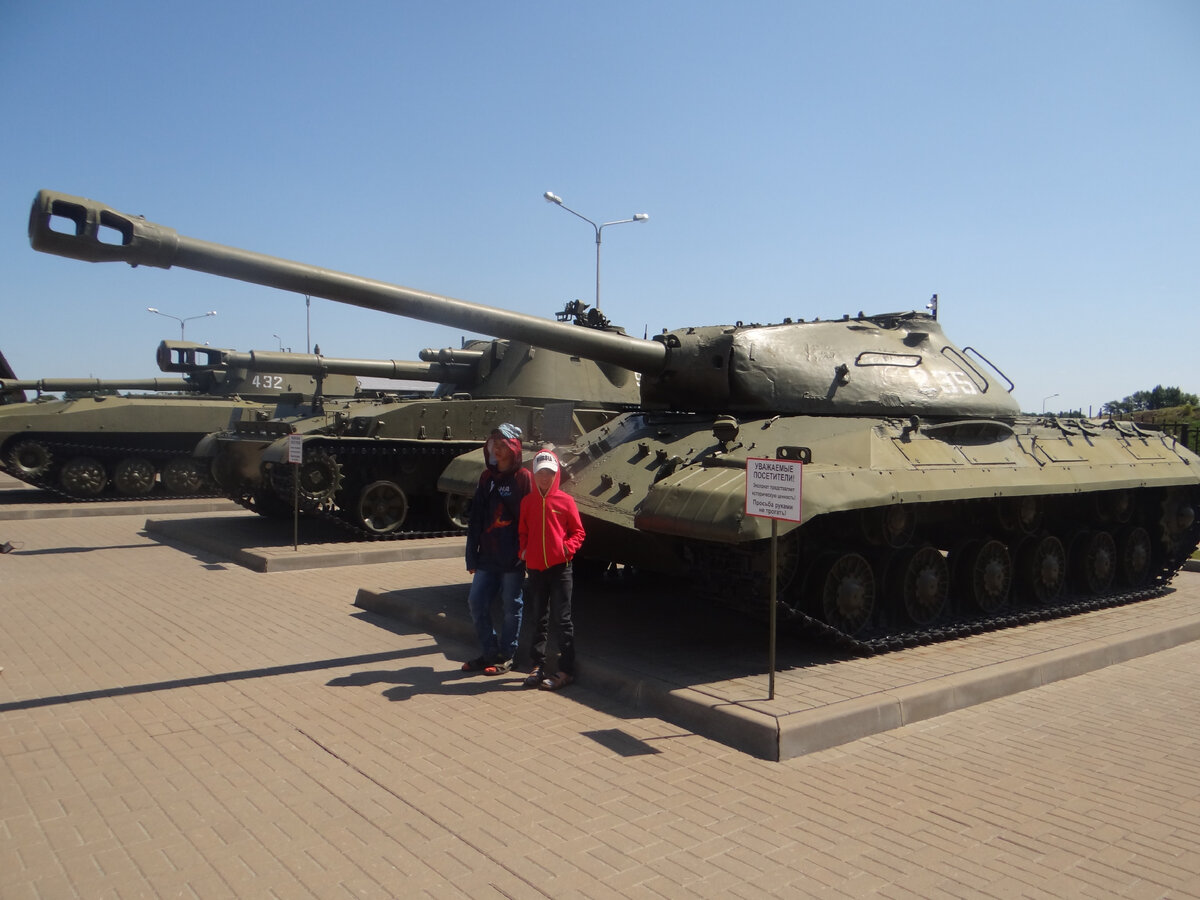 Техника во дворе музея.... начиная от Т-34-85 заканчивая Т-72...