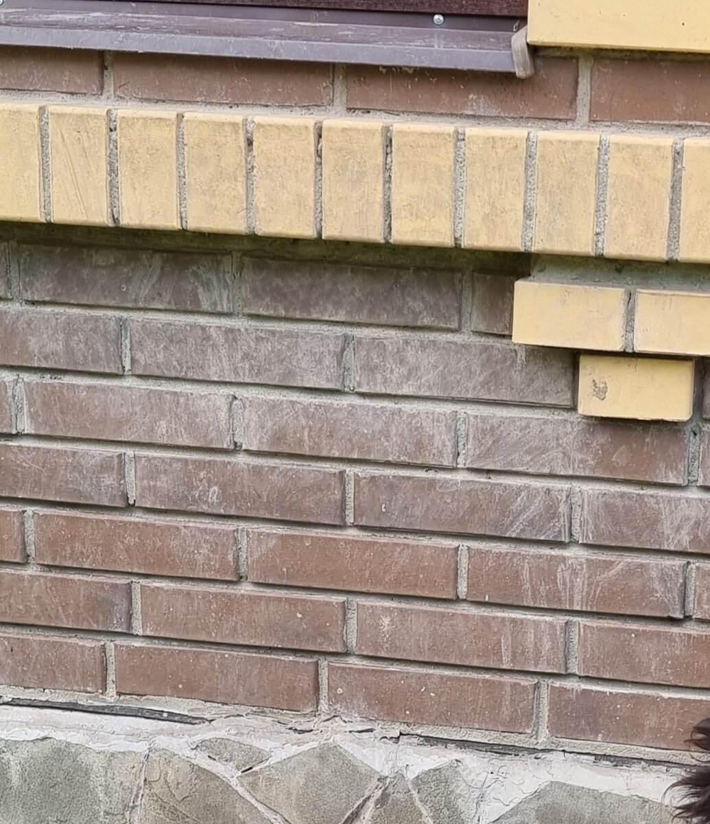  Фасад под окном (фото автора) 