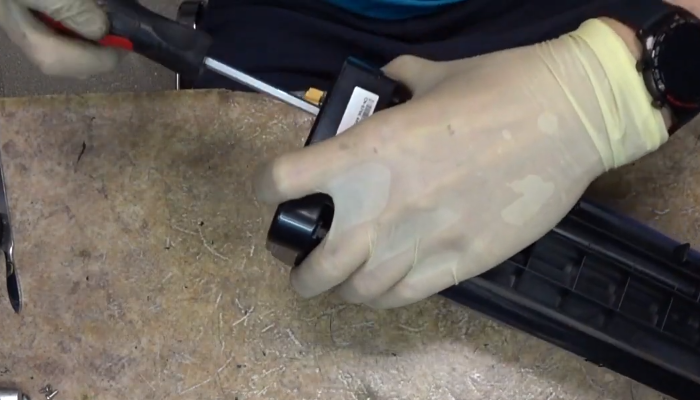 Фото 3. Выкручиваем винты