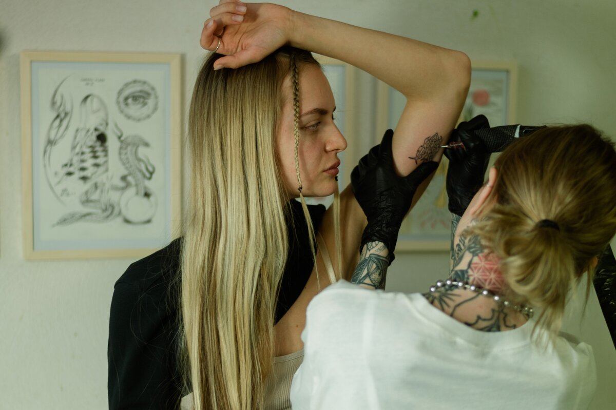     Почему нельзя делать татуировку летом