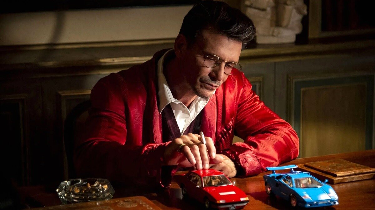 Да ладно, можно простить такие забавы 50-летнему мужику. Особенно, если детство у него было тяжелым, с деревянными нестрогаными игрушками, прибитыми к полу. 