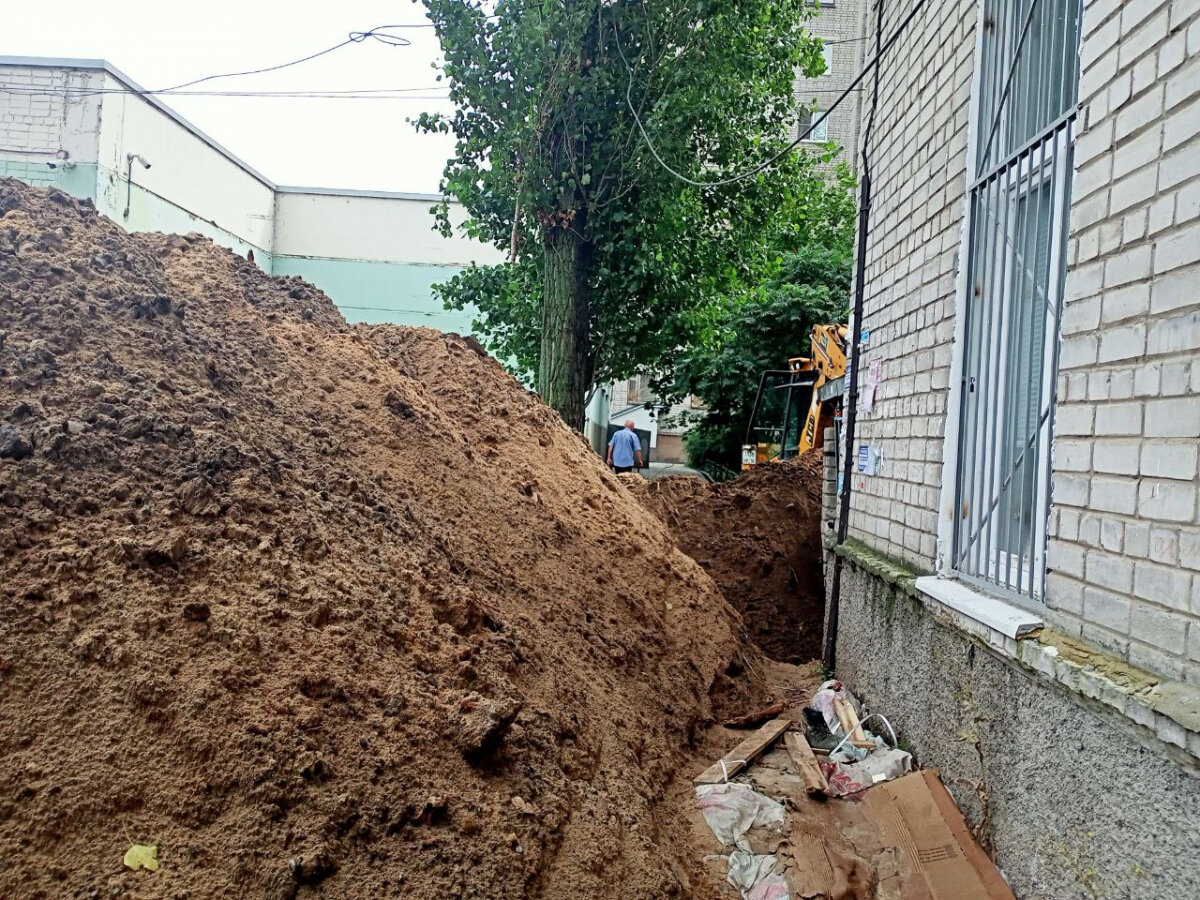 В доме в Воронеже, где вырыли «окопы», выдрали домофон под покровом тьмы |  Блокнот Воронеж | Дзен