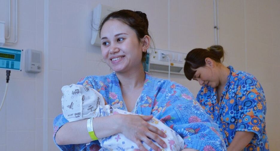 Молодые мамы с детьми в послеродовом отделении перинатального центра в Челябинске📷

