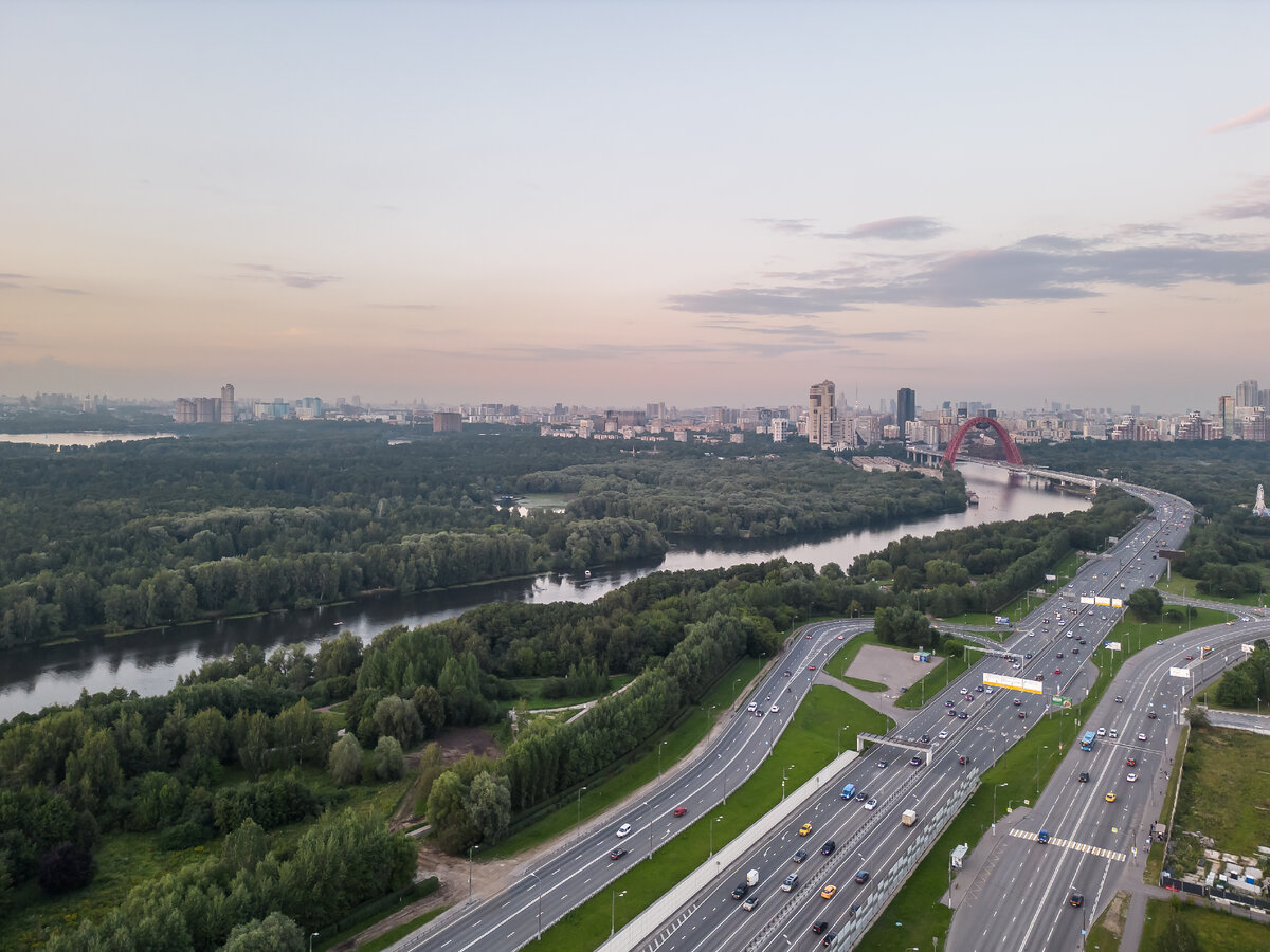 Крылатское - идеальный район для прогулок у воды и среди зелёных массивов.