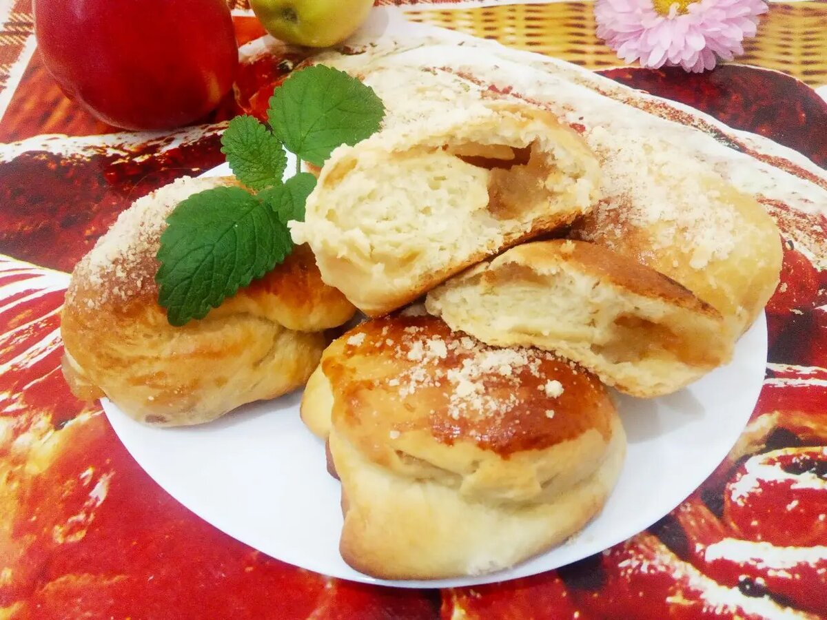 Пирожки с начинкой из свежих яблок