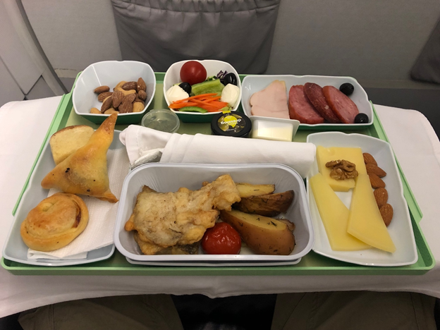 Горячее вместе с закусками и выпечкой в пластиковых касалетках 