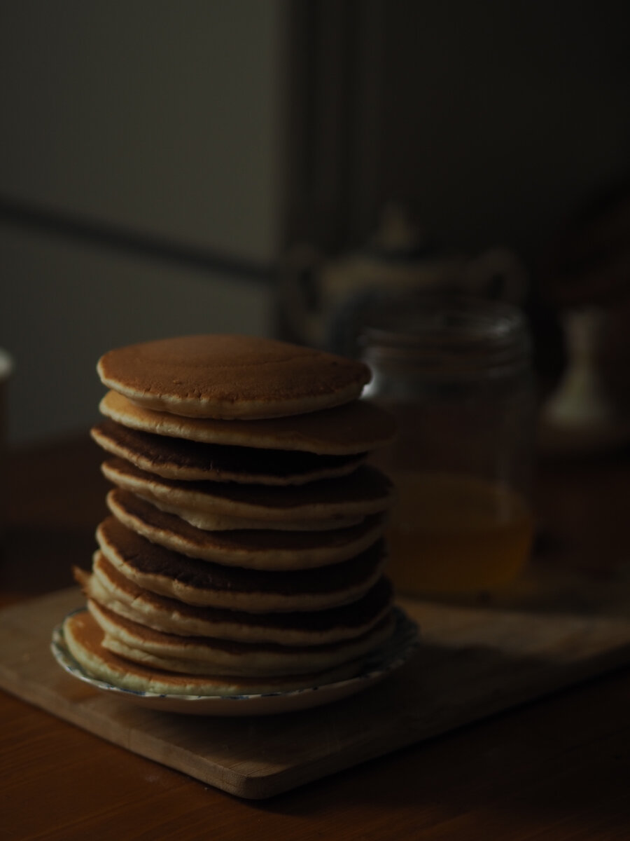 Первый панкейк сразу же оказался на блюдце с медом и исчез за несколько секунд ☕