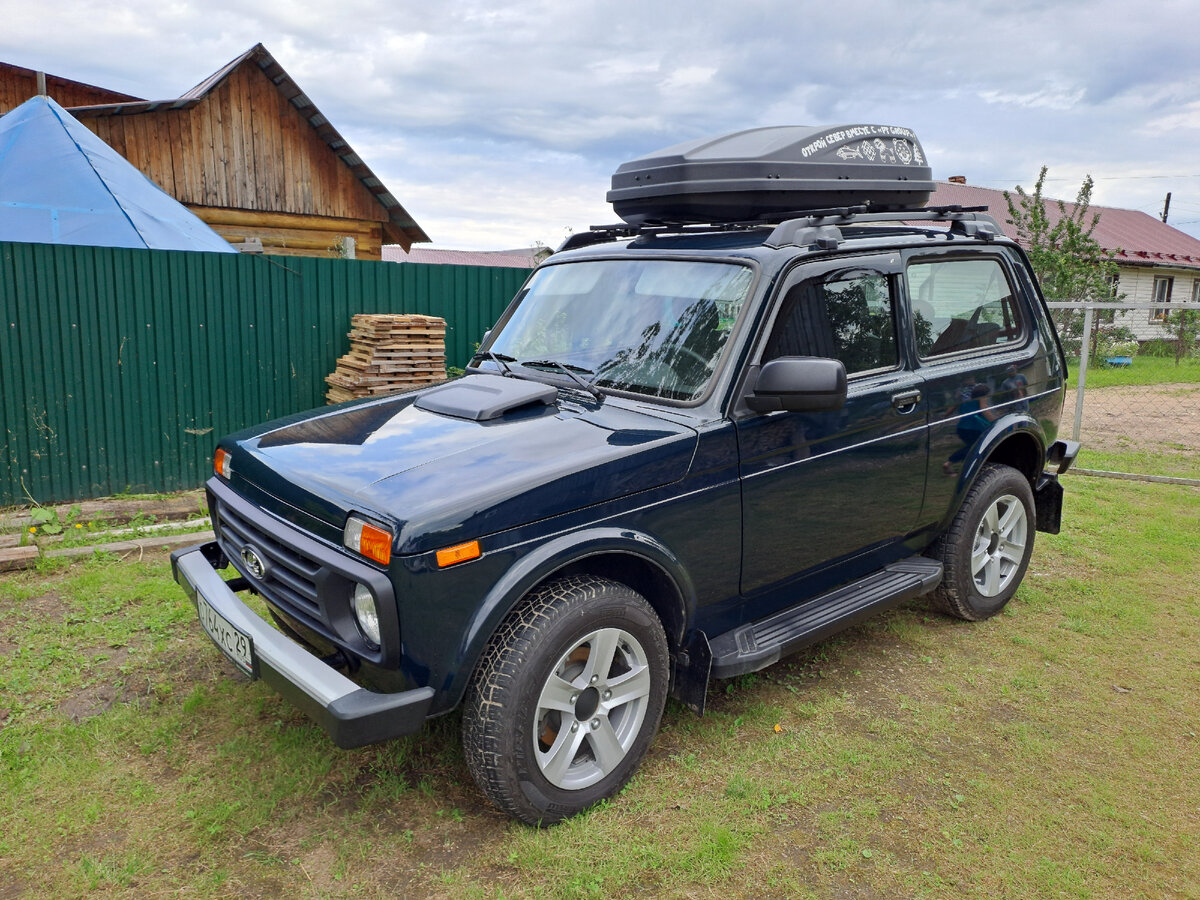 С завода LADA Niva Legend в комплектации "Luxe" была оборудована легкосплавными колёсными дисками на 16, резина "Pirelli Scorpion ATR 185/75 R16" - шины хорошие, однако дизайн дисков меня не устроил,