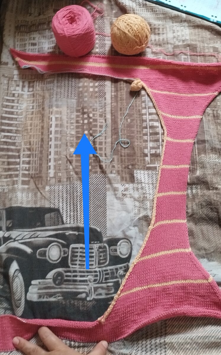 Стрелкой показано направление вязания