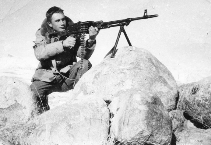 Советский боец с пулеметом ПК