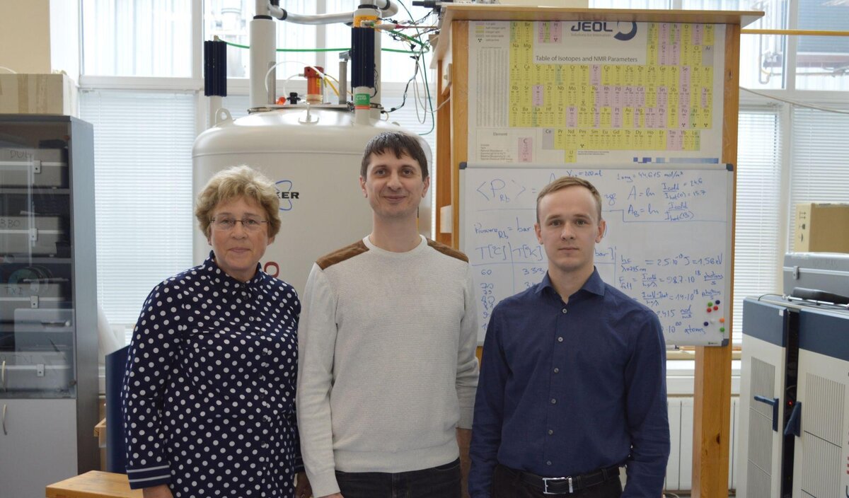 Д.ф.-м-н., зав. лаборатории фотохимических радикальных реакций Александра Юрковская, к.х.н., старший научный сотрудник Алексей Кирютин, аспирант лаборатории теоретической спиновой химии МТЦ СО РАН Виталий Козиненко. Источник: Валентин Новиков