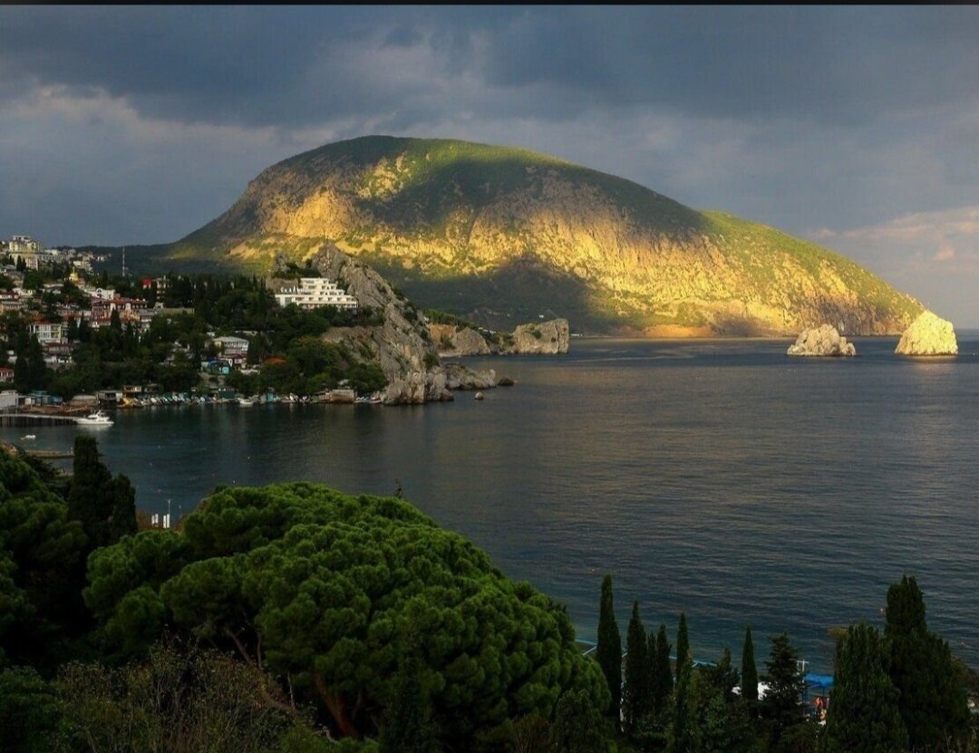 Медийное место алушта. Аю-Даг Крым. Гурзуф медведь гора. Партенит медведь гора. Аю-Даг медведь-гора фото.