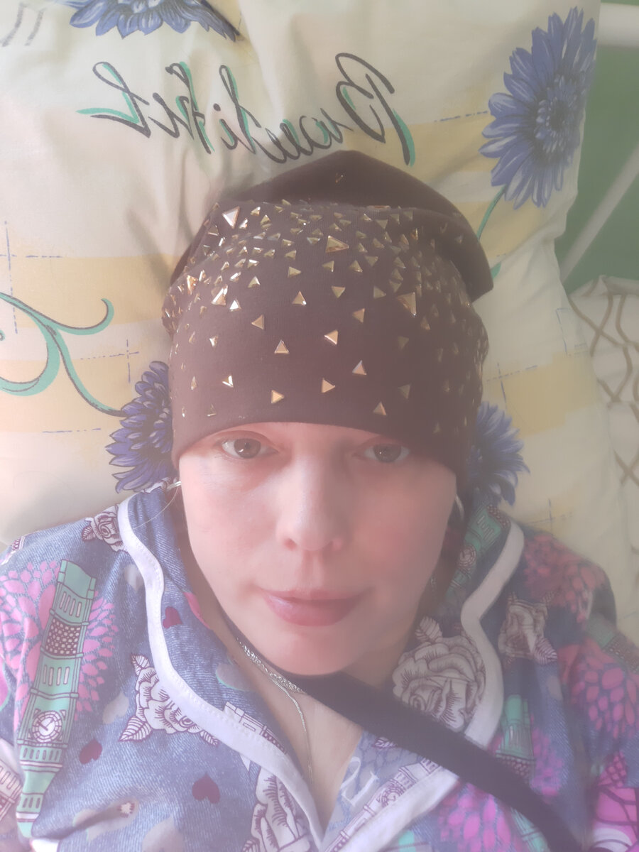 Капают вторую химию в порт. Помпа. Вторые сутки. Чувствую себя уже хуже. Действие химиопрепаратов начинает сказываться. Волосики уже почти все сняла. 8.04.2020 год. Фото из личного архива.