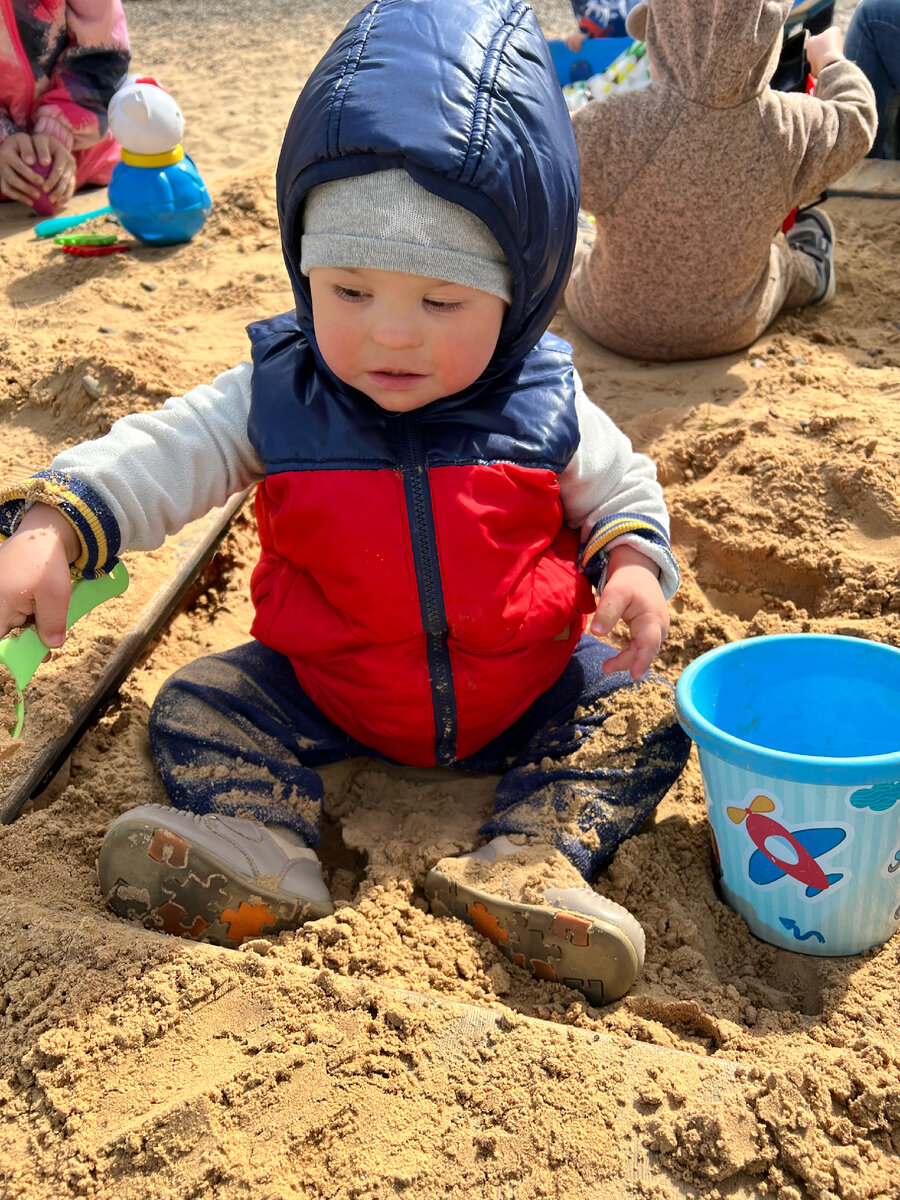 Петя очень любит играть в песочнице.