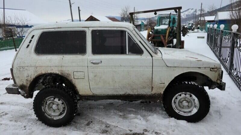     В Таштыпском районе 17-летний подросток одолжил у знакомого автомобиль, чтобы немного покататься, но забыл его вернуть и ушел домой спать.