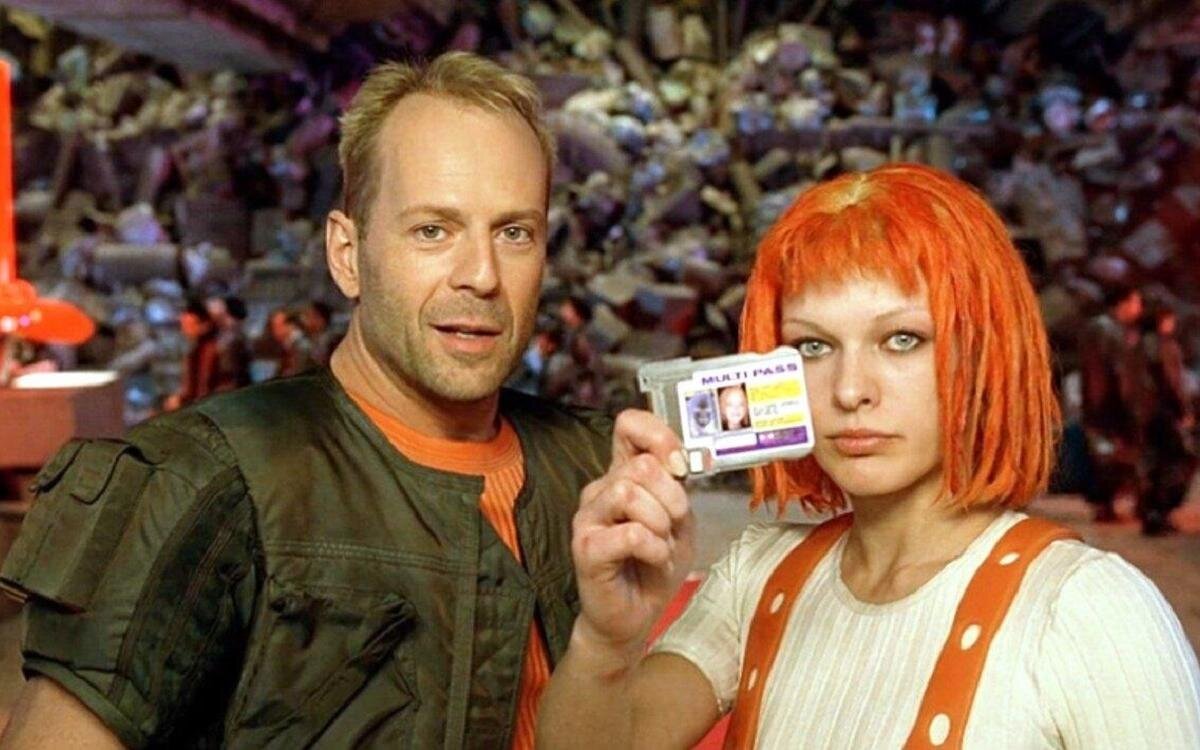    Кадр из фильма «5 элемент», на котором героиня показывает сотруднице авиаконтроля свой «мультипаспорт» — вероятно, аналог современного удостоверения личности с биометрическими данными.Gaumont & Columbia Pictures / YouTube