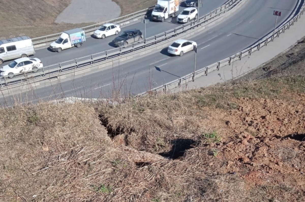    После схода грунта в Нижнем Новгороде укрепят склон около метромоста