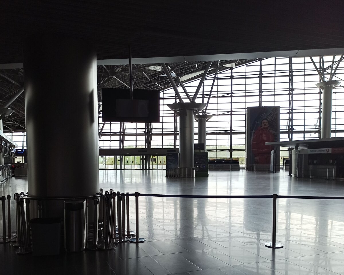 Пустой зал вылета